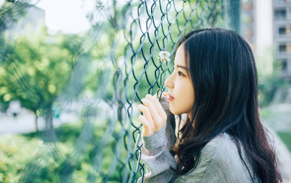“等等，他不能走！我等……”众人一看刘璋就这么被人带走了，而且丝毫没有在意他们的意思，这怎么行，一名士族带着家丁想要阻拦刘璋车架。